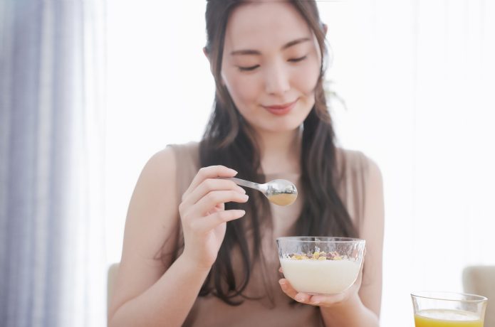 オートミールを食べる若い女性